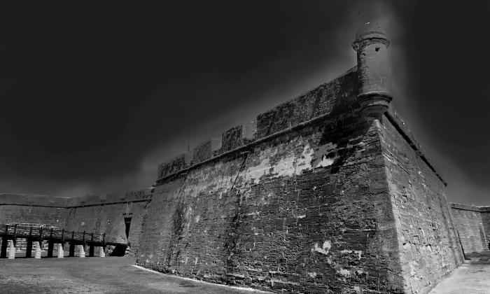 An eerie black and white photo of the Castillo de San Marcos in 168体彩一分钟赛车极速查询赛程与开奖结果直播, Florida