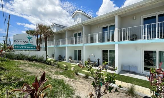 A popular inn across from the beach in Vilano