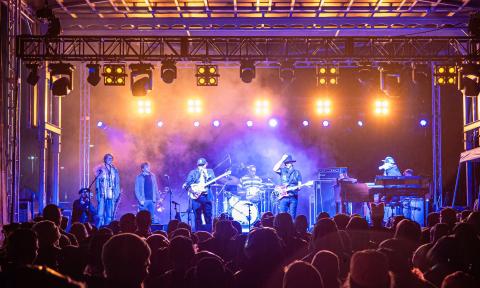 Polyrhythmics on stage under the lights